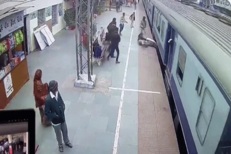 ഓടുന്ന ട്രെയിനില് കയറാന് ശ്രമം; പ്ലാറ്റ്ഫോമിനും ട്രെയിനിനും ഇടയില് വീണയാളെ രക്ഷപ്പെടുത്തി ആര്പിഎഫ് ഉദ്യോഗസ്ഥന്