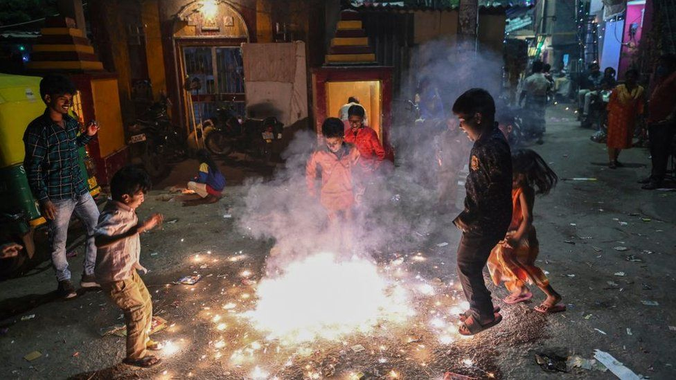 വന്തോതില് പടക്കം പൊട്ടിക്കല്: ഡല്ഹിയിലെ വായു വീണ്ടും അപകടാവസ്ഥയില്
